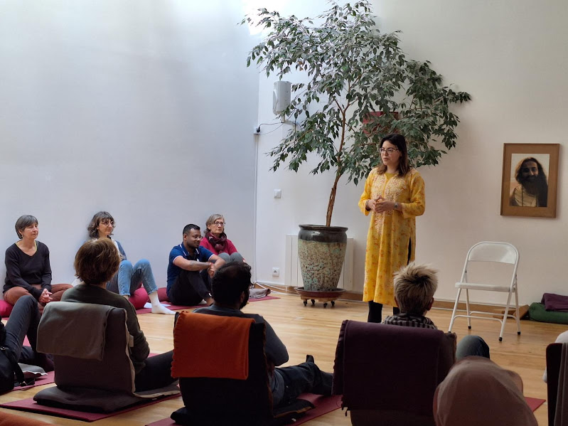Séance de yoga en entreprise animée par Salma Lahrichi – WellConseil Casablanca